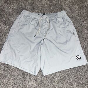Vuori Kore Athletic Shorts Mens Small Lined 7" Performance light gray Euc